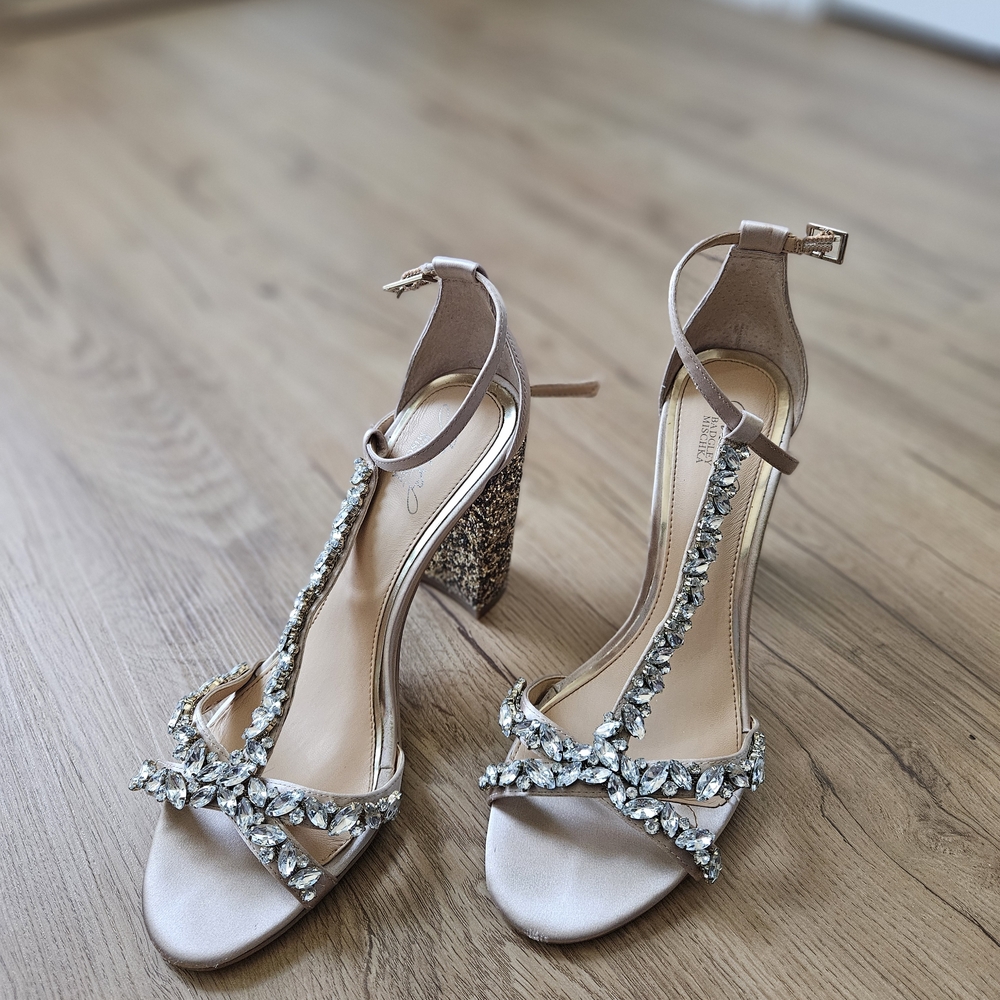 Jewel Badgley Mischka Beige and Gold Embellished Heels